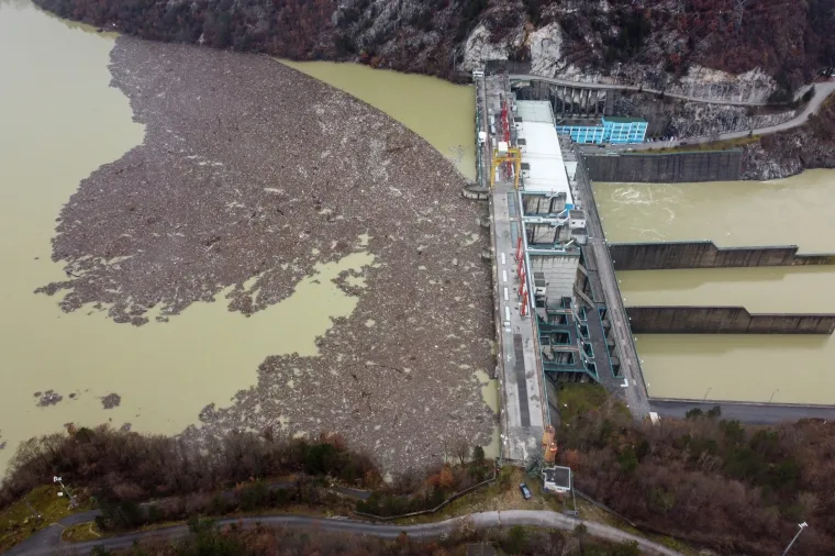 Pogled iz zraka na tisuće kubika otpada koji je zagadilo rijeku Drinu