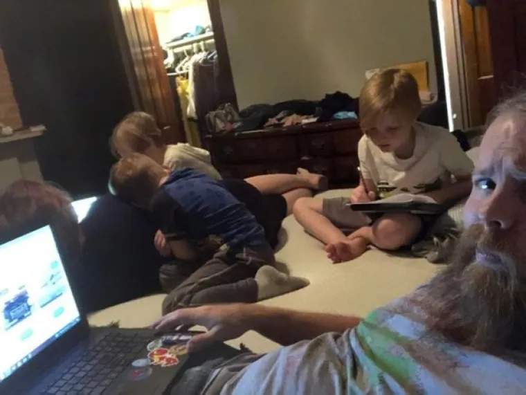 KAD IMA&Scaron; DJECU NE POSTOJE DOSADNI DANI: Roditelji urnebesnim fotografijama otkrili s čime se svakodnevno susreću