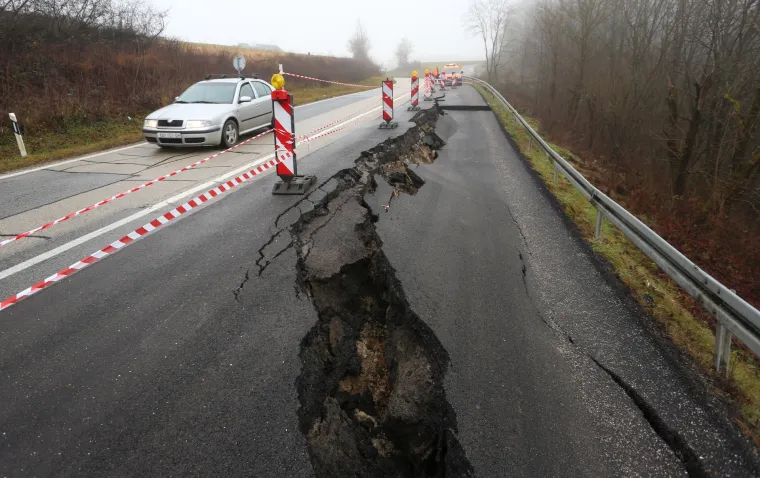 Nakon ki&scaron;a i potresa na cesti D1 kod mjesta Dubravci uru&scaron;ila se cesta!