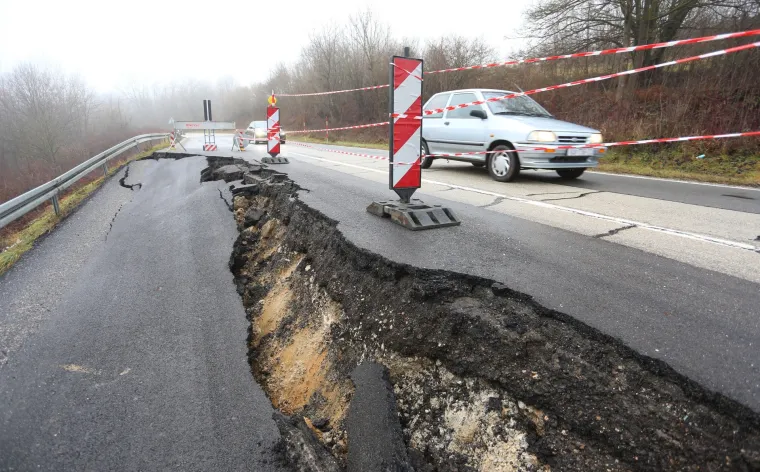 Nakon ki&scaron;a i potresa na cesti D1 kod mjesta Dubravci uru&scaron;ila se cesta!