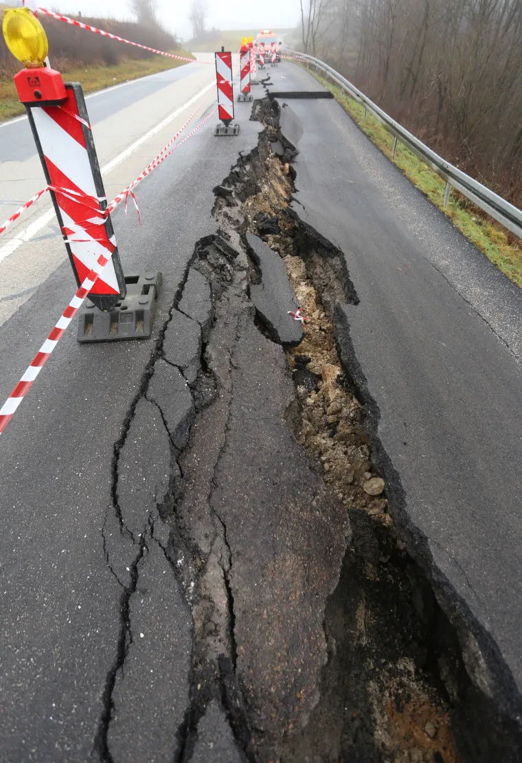 Nakon ki&scaron;a i potresa na cesti D1 kod mjesta Dubravci uru&scaron;ila se cesta!