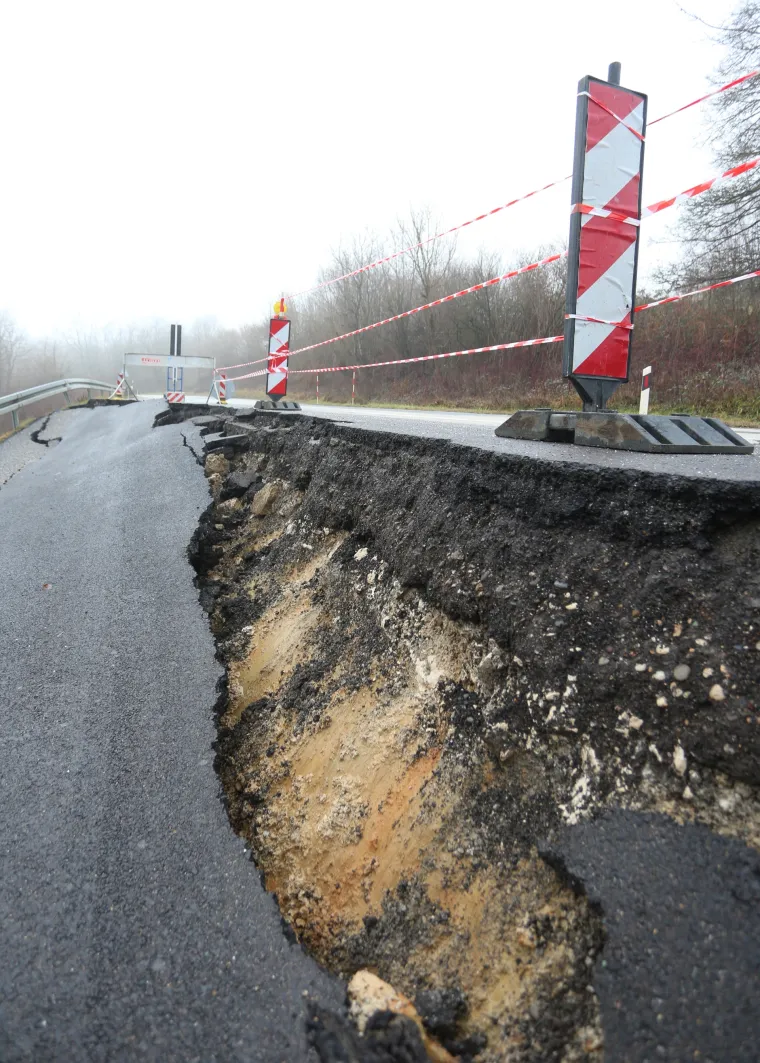 Nakon ki&scaron;a i potresa na cesti D1 kod mjesta Dubravci uru&scaron;ila se cesta!