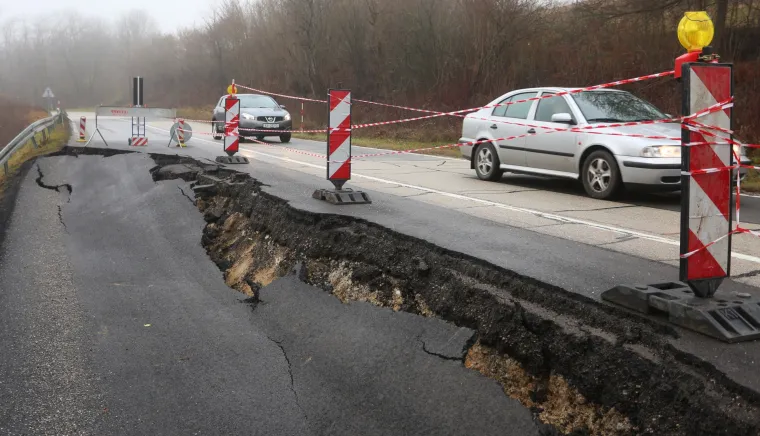 Nakon ki&scaron;a i potresa na cesti D1 kod mjesta Dubravci uru&scaron;ila se cesta!