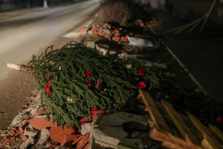 Tužni blagdani: Odbačeni bor s kuglicama nađen među ru&scaron;evinama
