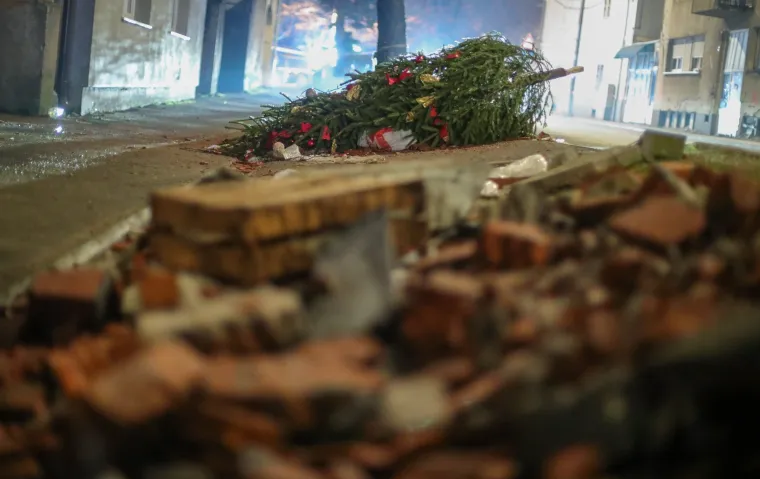 Tužni blagdani: Odbačeni bor s kuglicama nađen među ru&scaron;evinama