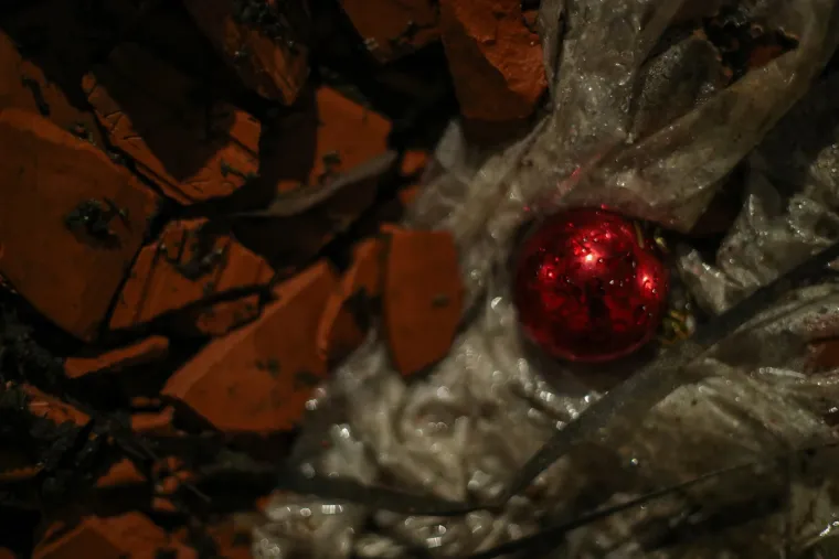 Tužni blagdani: Odbačeni bor s kuglicama nađen među ru&scaron;evinama