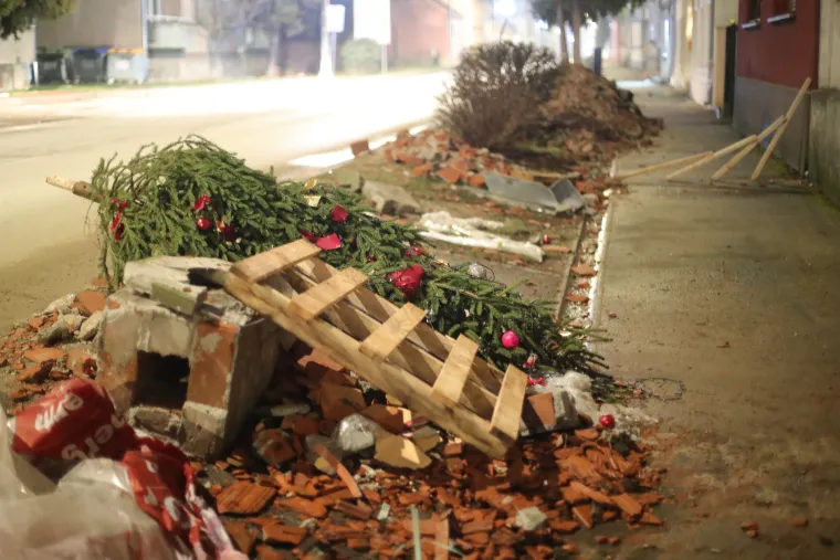 Tužni blagdani: Odbačeni bor s kuglicama nađen među ru&scaron;evinama