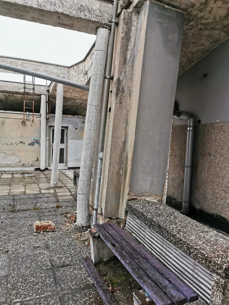 Ograđena zgrada u Vukovarskoj: Pogledajte u kakvom stanju su stupovi na krovu!