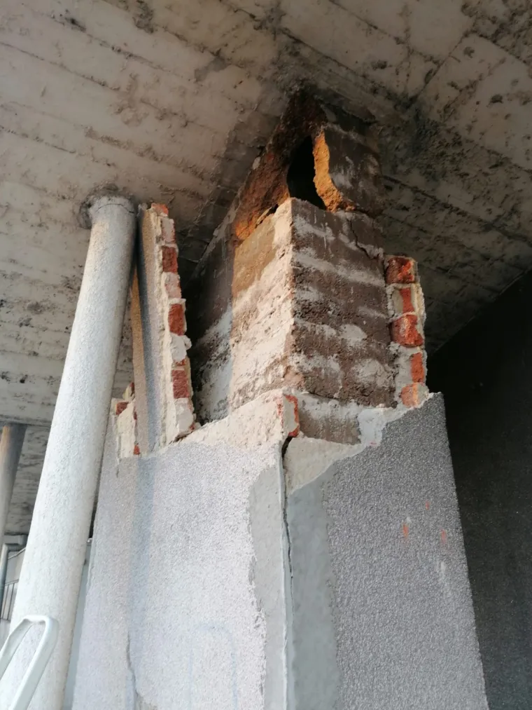 Ograđena zgrada u Vukovarskoj: Pogledajte u kakvom stanju su stupovi na krovu!