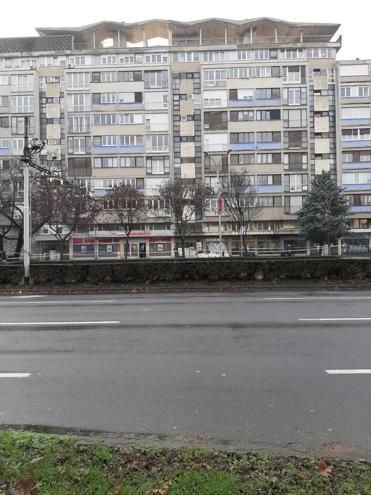 Ograđena zgrada u Vukovarskoj: Pogledajte u kakvom stanju su stupovi na krovu!