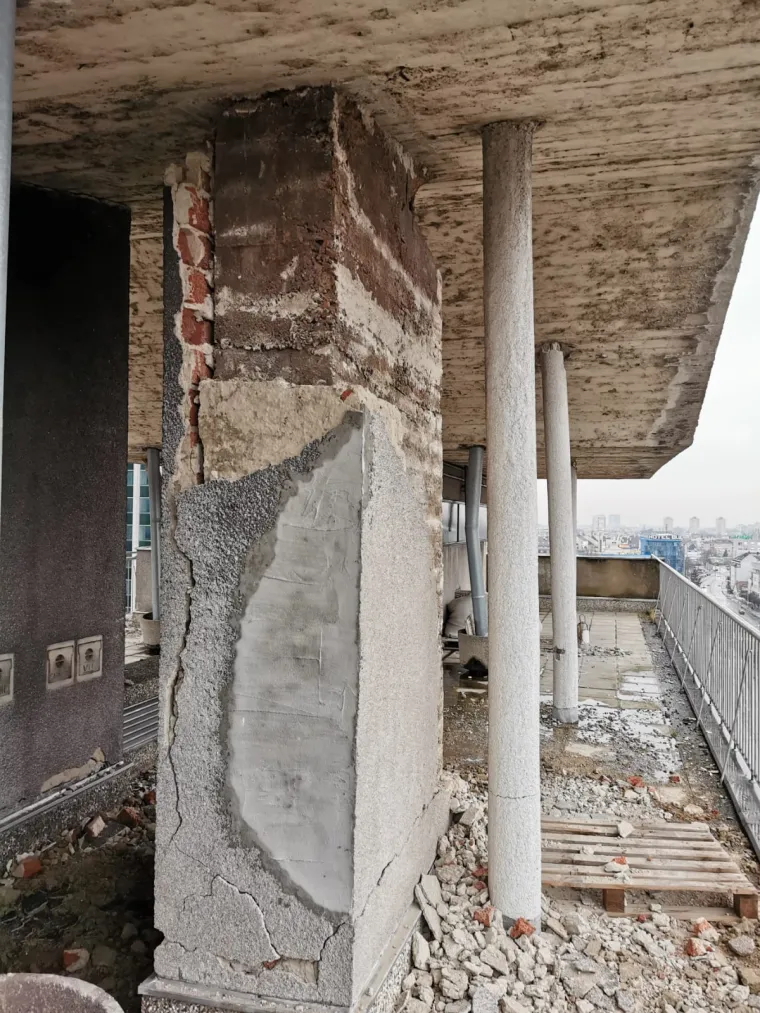 Ograđena zgrada u Vukovarskoj: Pogledajte u kakvom stanju su stupovi na krovu!