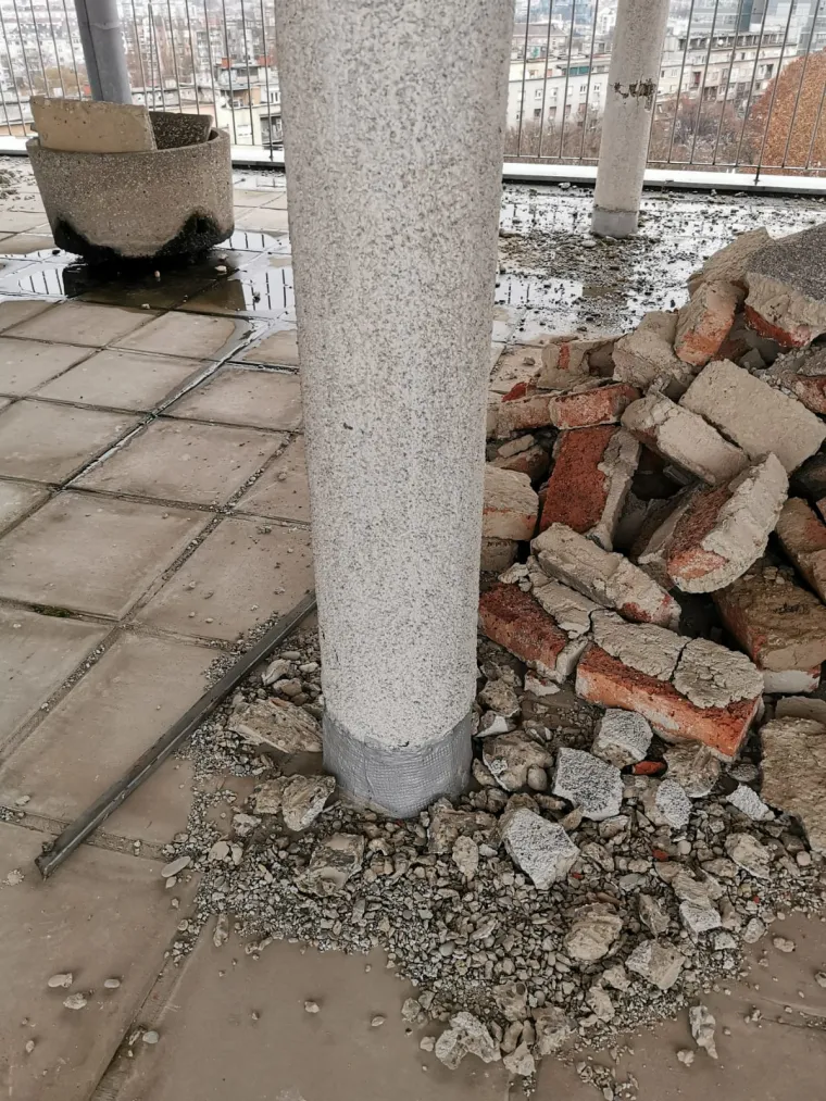 Ograđena zgrada u Vukovarskoj: Pogledajte u kakvom stanju su stupovi na krovu!