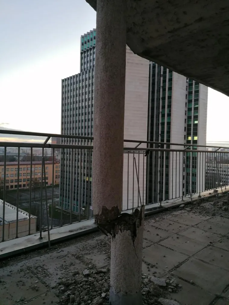 Ograđena zgrada u Vukovarskoj: Pogledajte u kakvom stanju su stupovi na krovu!