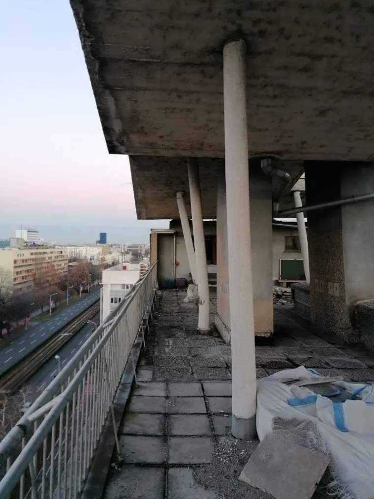 Ograđena zgrada u Vukovarskoj: Pogledajte u kakvom stanju su stupovi na krovu!