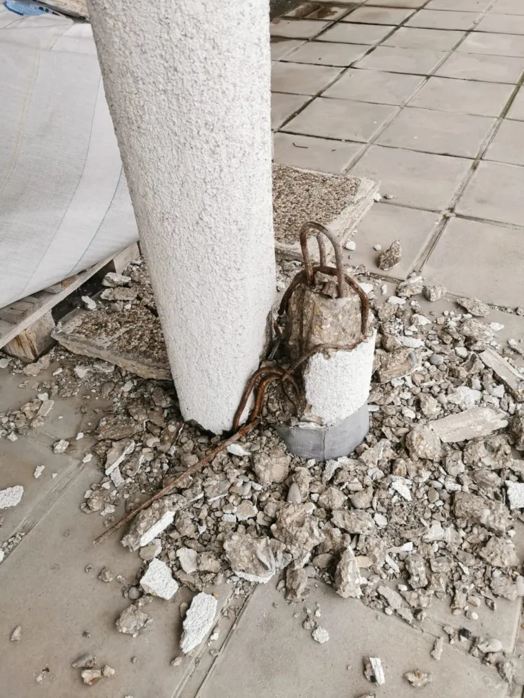 Ograđena zgrada u Vukovarskoj: Pogledajte u kakvom stanju su stupovi na krovu!