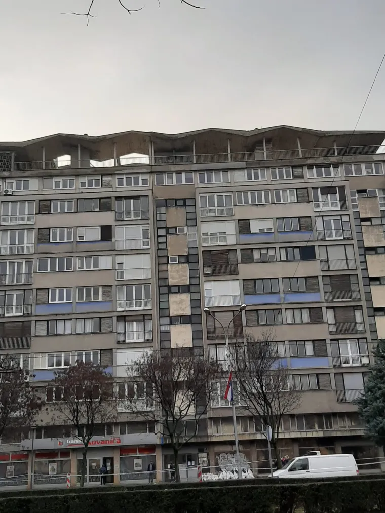 Ograđena zgrada u Vukovarskoj: Pogledajte u kakvom stanju su stupovi na krovu!