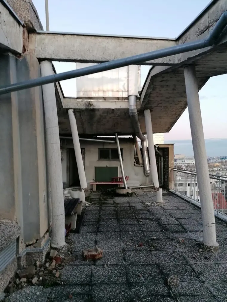 Ograđena zgrada u Vukovarskoj: Pogledajte u kakvom stanju su stupovi na krovu!