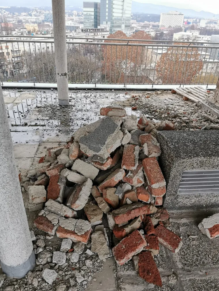 Ograđena zgrada u Vukovarskoj: Pogledajte u kakvom stanju su stupovi na krovu!