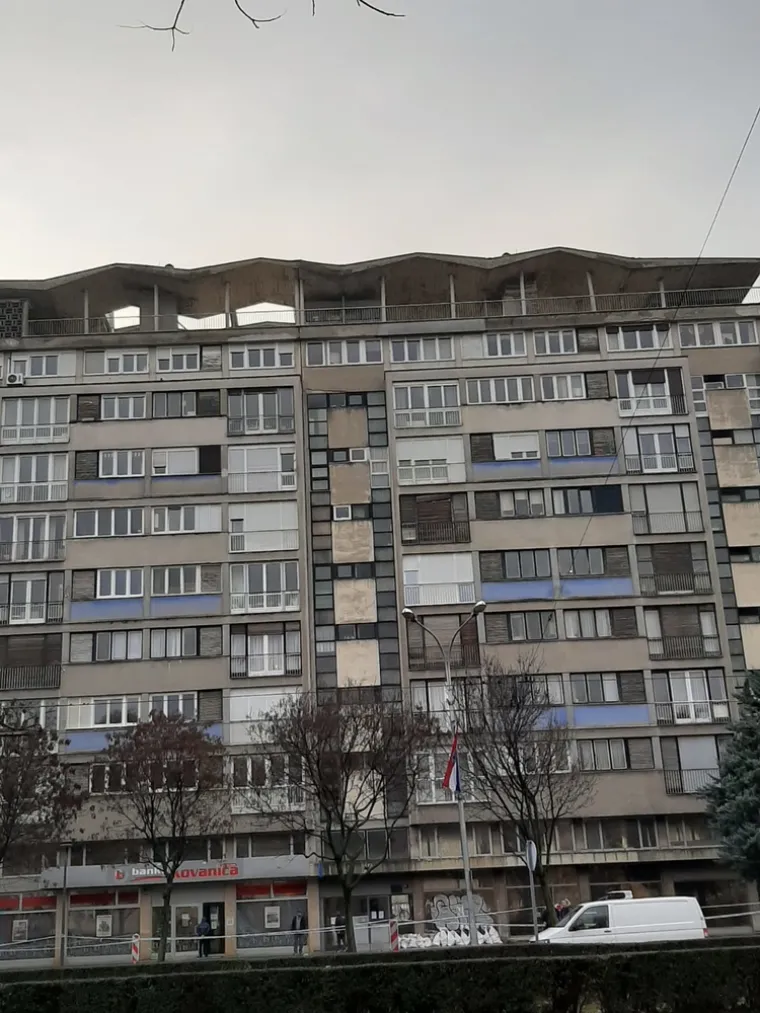 Zgradu je za potrebe Vojne mornarice 1956. projektirao poznati arhitekt Stanko Fabris, a osmerokatni objekt s dvije terase prepoznatljiv je i po svome valovitom krovu koji se nadvija nad njime. Foto: RTL