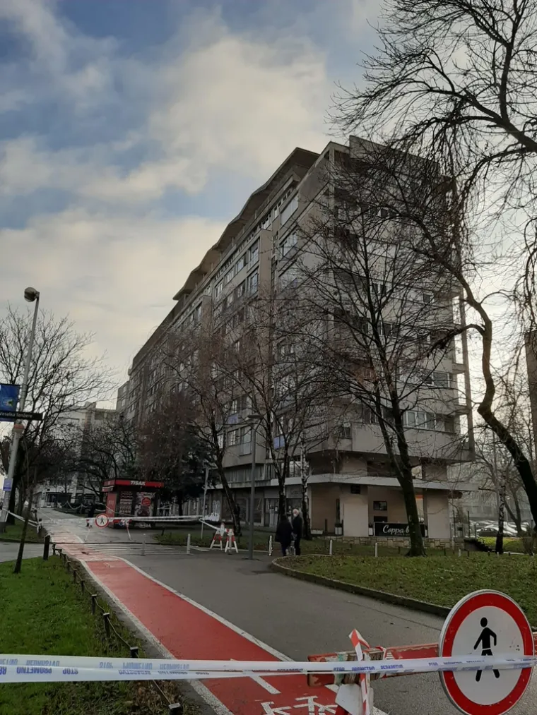 Upravo taj prepoznatljivi simbol težak 155 tona prijeti padom s gotovo 30 metara visine na prolaznike na vrlo prometnoj ulici te na kiosk koji je postavljen ispred zgrade te zbog opasnosti zatvoren. Foto: RTL