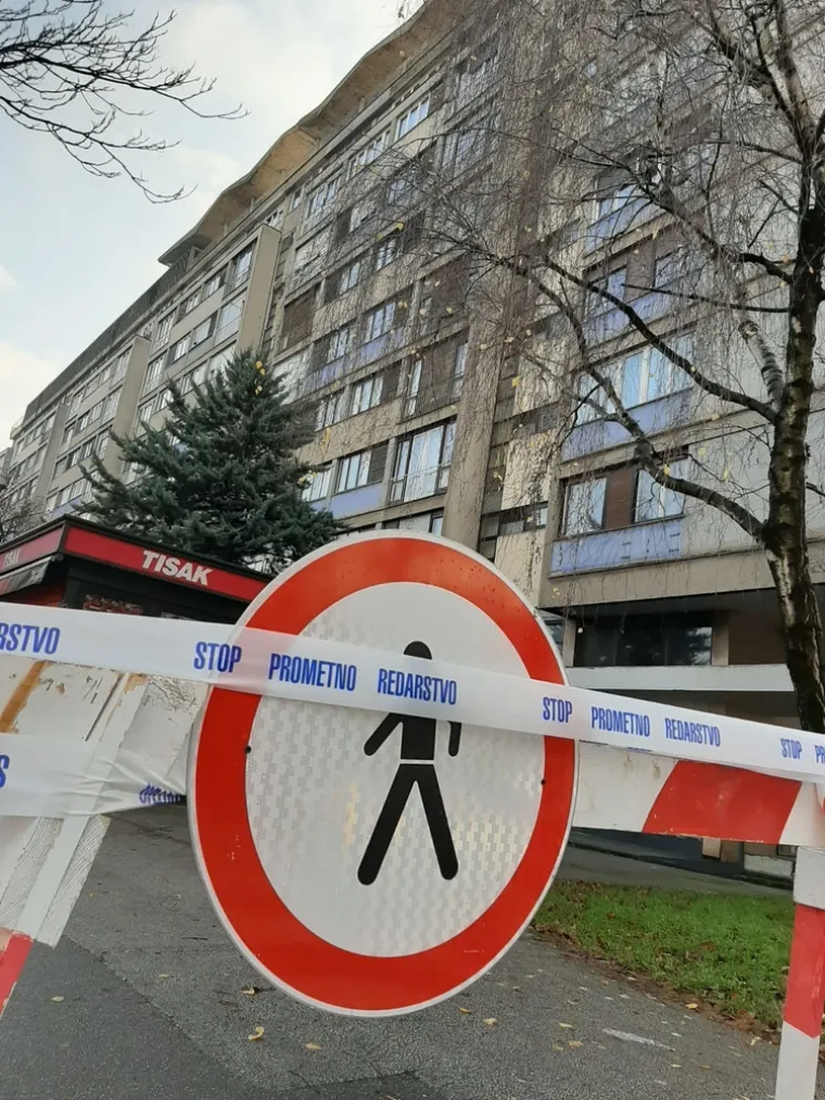 Prometno redarstvo ogradilo je čitav nogostup desetak metara od same zgrade kako u slučaju uru&scaron;avanja odlomljene leteće krhotine ne bi ozlijedile pje&scaron;ake. Foto: RTL