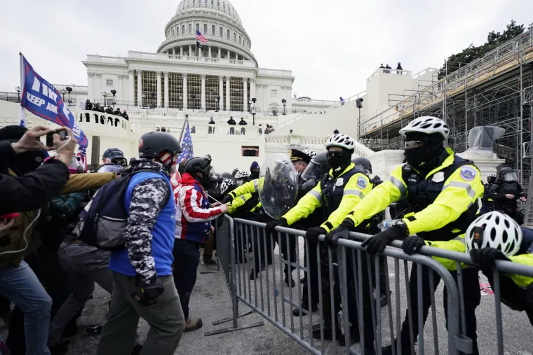 Kaos u Washingtonu: Trumpovi prista&scaron;e probili blokadu i upali u zgradu Kapitola, sukobili se i s policijom