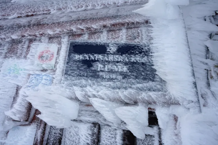 Oprez ako idete u planine! &Scaron;estorica planinara izgubila se u snježnoj mećavi