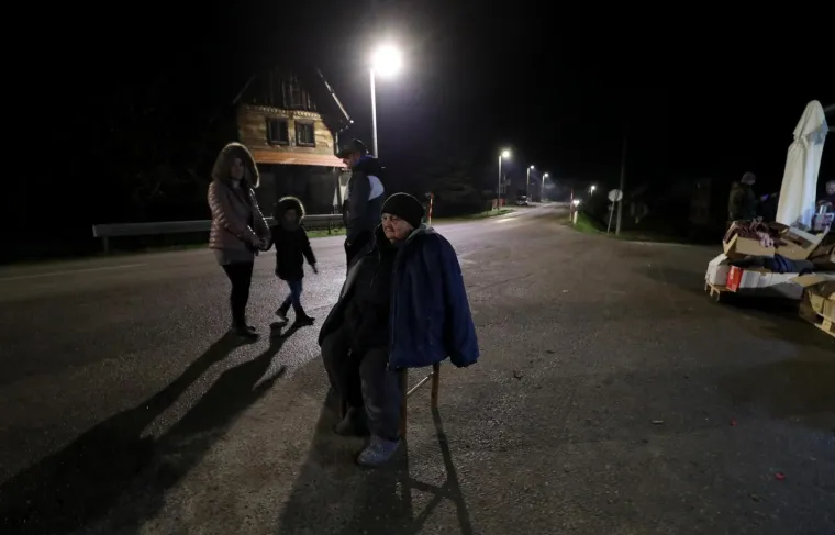 Novi jaki potres napravio nove &scaron;tete u Petrinji, stanovnici u strahu iza&scaron;li na ulice!