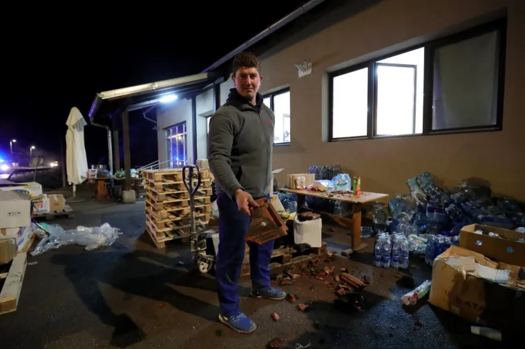Novi jaki potres napravio nove &scaron;tete u Petrinji, stanovnici u strahu iza&scaron;li na ulice!