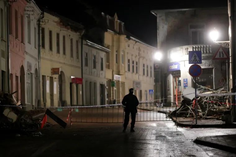 Novi jaki potres napravio nove &scaron;tete u Petrinji, stanovnici u strahu iza&scaron;li na ulice!