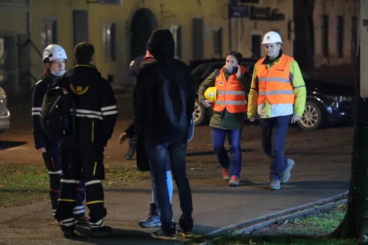 Novi jaki potres napravio nove &scaron;tete u Petrinji, stanovnici u strahu iza&scaron;li na ulice!