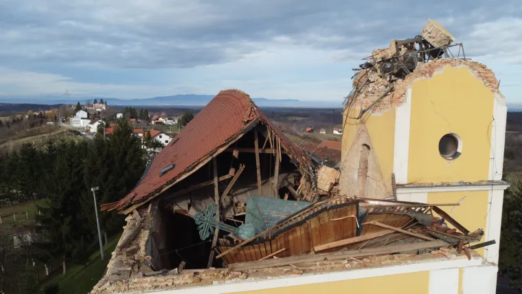 Tužne slike uni&scaron;tene crkve u Kravarskom