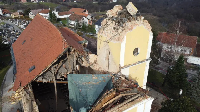 Tužne slike uni&scaron;tene crkve u Kravarskom