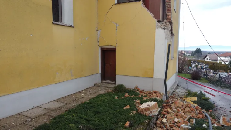 Tužne slike uni&scaron;tene crkve u Kravarskom