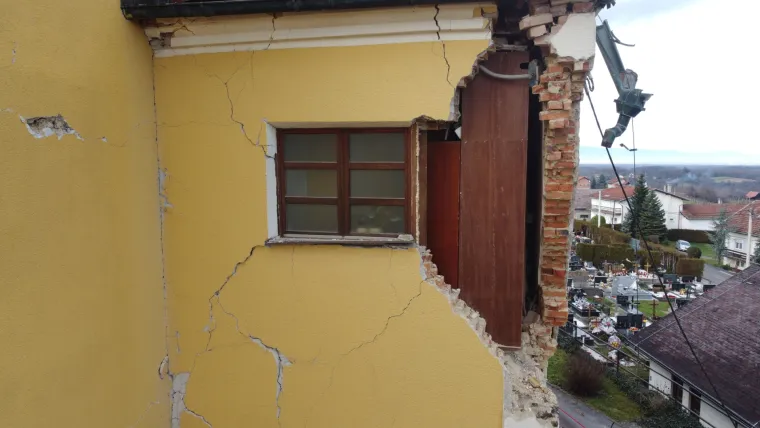 Tužne slike uni&scaron;tene crkve u Kravarskom