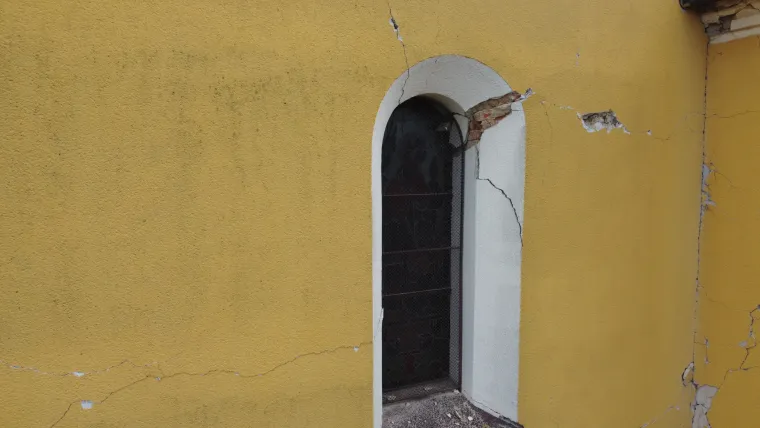 Tužne slike uni&scaron;tene crkve u Kravarskom