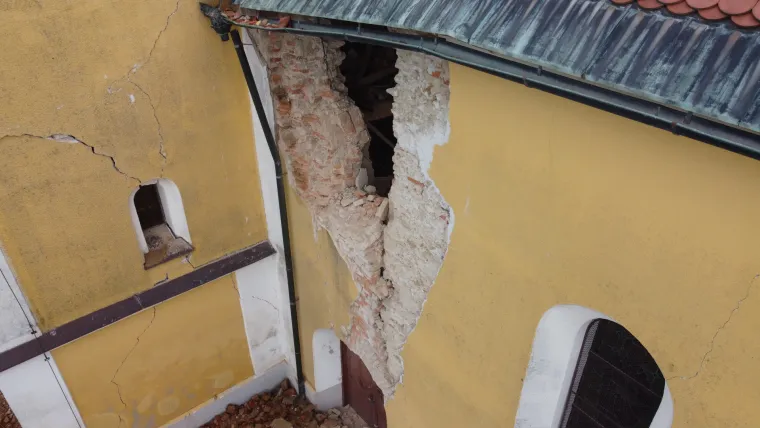 Tužne slike uni&scaron;tene crkve u Kravarskom