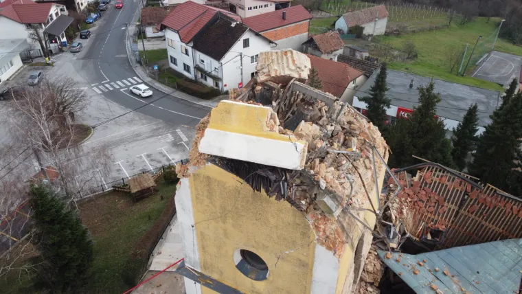 Tužne slike uni&scaron;tene crkve u Kravarskom