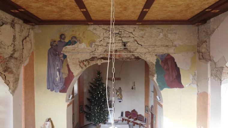 Tužne slike uni&scaron;tene crkve u Kravarskom