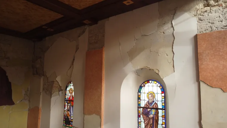 Tužne slike uni&scaron;tene crkve u Kravarskom