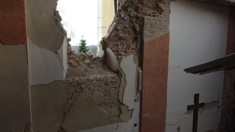 Tužne slike uni&scaron;tene crkve u Kravarskom