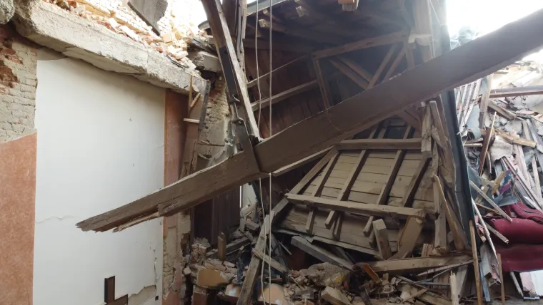 Tužne slike uni&scaron;tene crkve u Kravarskom