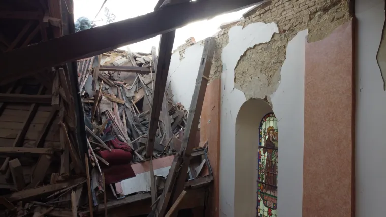 Tužne slike uni&scaron;tene crkve u Kravarskom