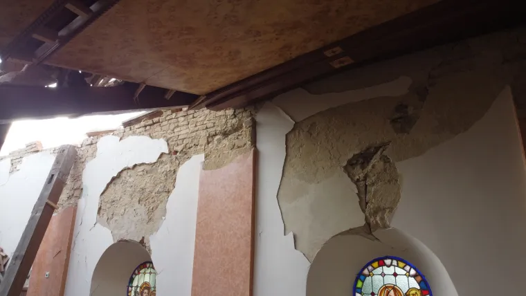 Tužne slike uni&scaron;tene crkve u Kravarskom