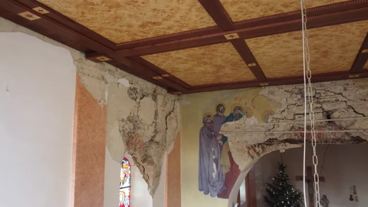 Tužne slike uni&scaron;tene crkve u Kravarskom