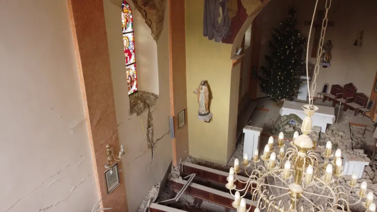 Tužne slike uni&scaron;tene crkve u Kravarskom