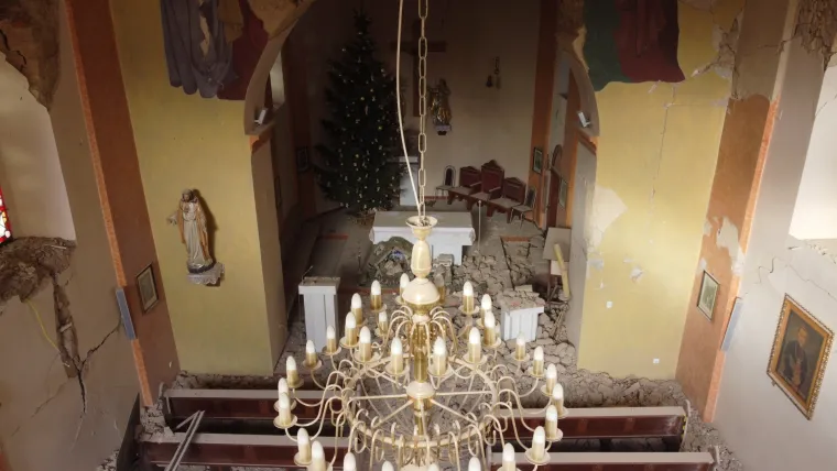 Tužne slike uni&scaron;tene crkve u Kravarskom