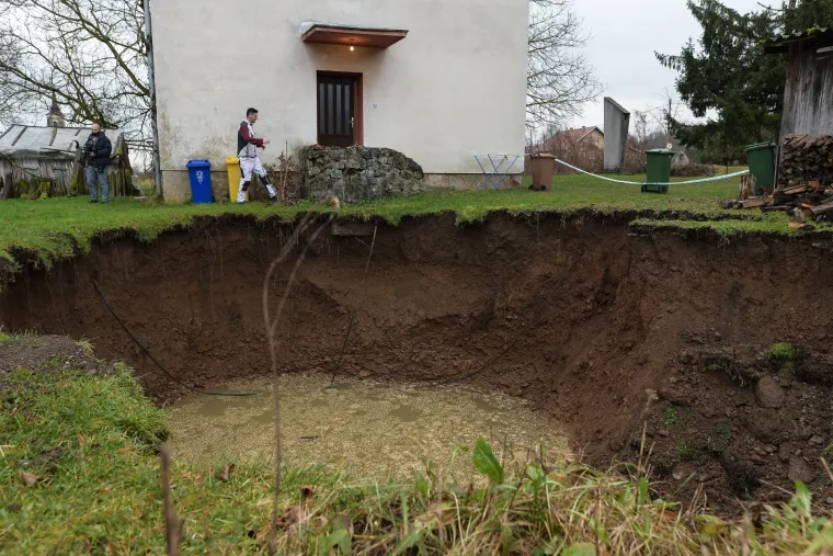 Mje&scaron;tani Mečenčana u strahu zbog rupa koje se otvaraju pokraj kuća