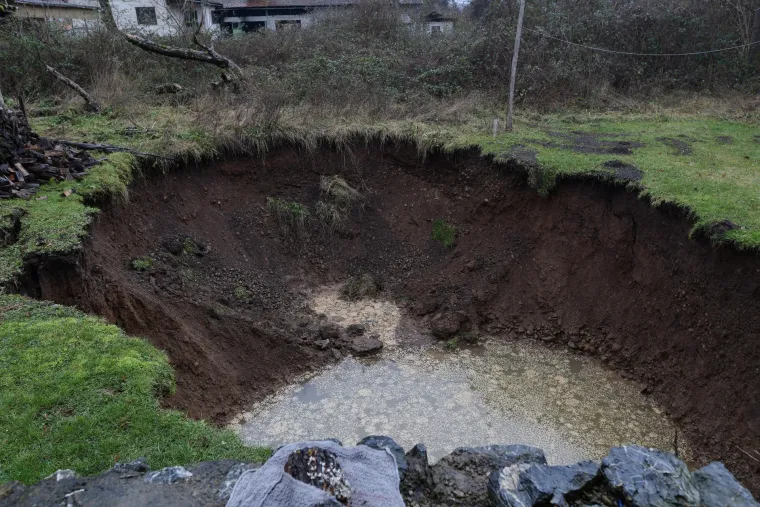 Mje&scaron;tani Mečenčana u strahu zbog rupa koje se otvaraju pokraj kuća