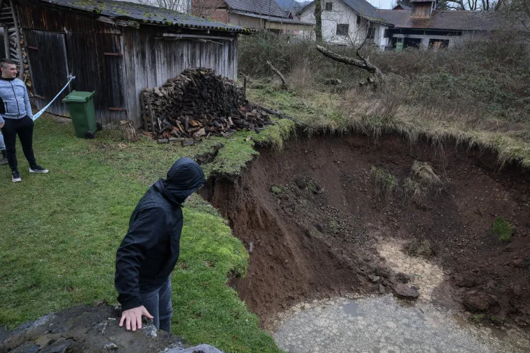Mje&scaron;tani Mečenčana u strahu zbog rupa koje se otvaraju pokraj kuća